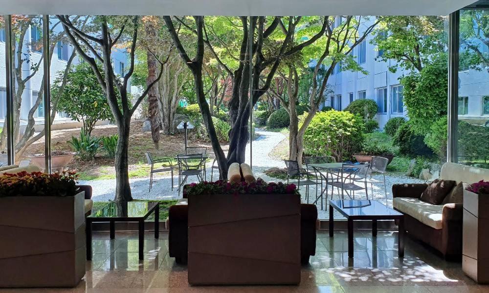 Admiral Hotel Кодже Екстериор снимка
