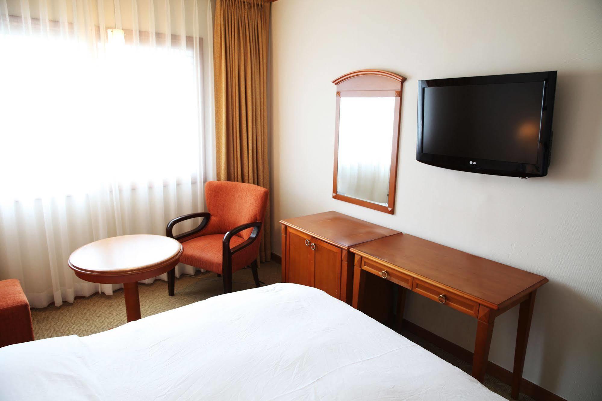 Admiral Hotel Кодже Екстериор снимка