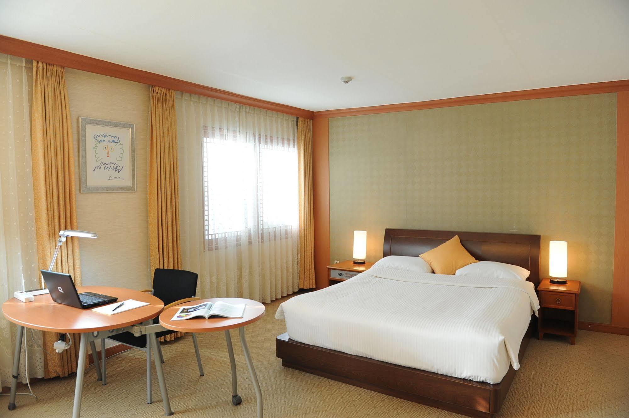 Admiral Hotel Кодже Екстериор снимка